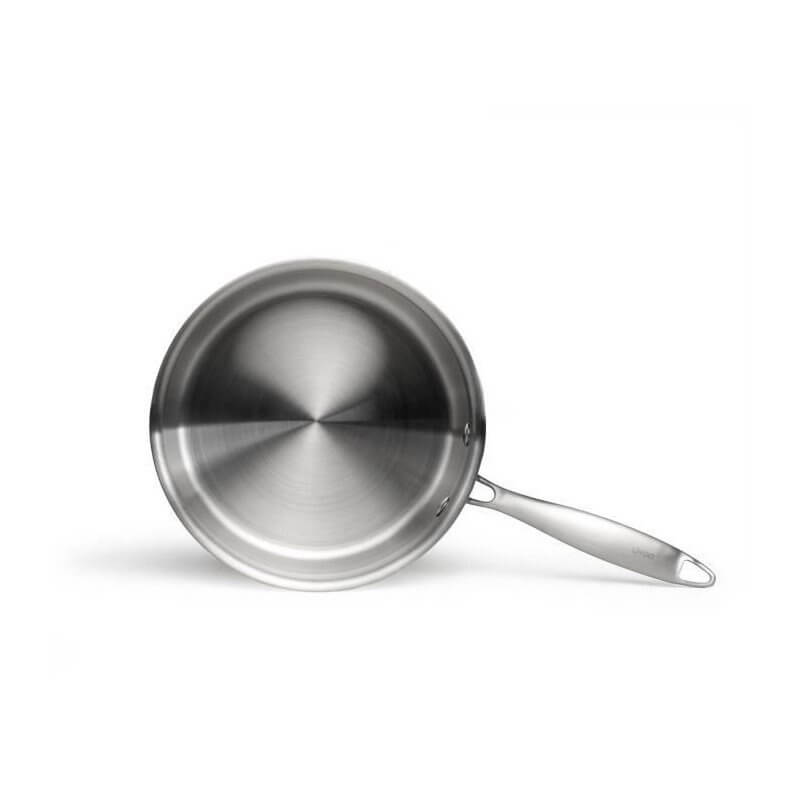 Poêle sauté en inox brillant avec long manche ergonomique, vue de dessus.