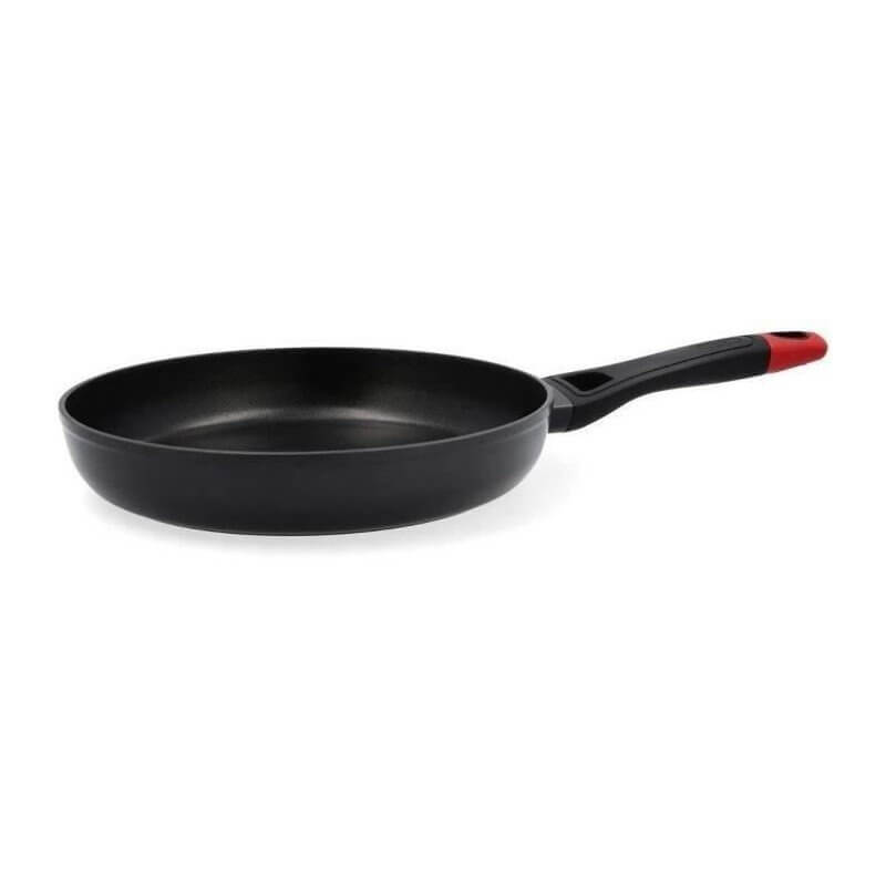 Poêle antiadhésive noire avec manche noir et rouge, cuisson uniforme idéale pour chefs et amateurs exigeants.