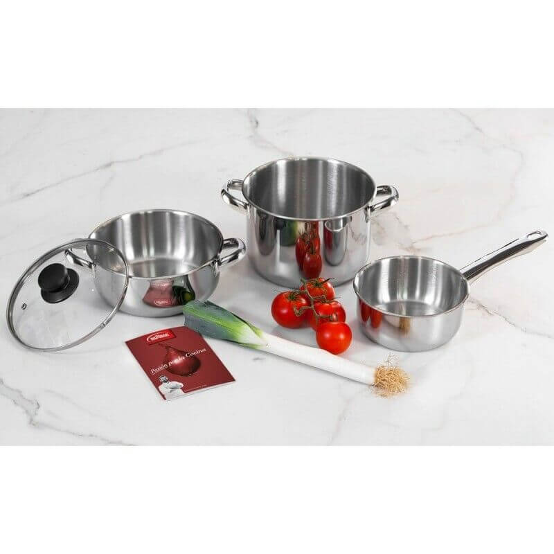Ensemble de casseroles en inox avec couvercle et ustensiles sur plan de travail, tomates, poireau et fiche produit.