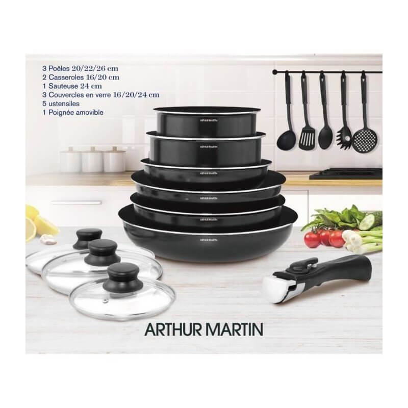 Ensemble de casseroles et poêles noires Arthur Martin avec couvercles en verre, poignée et accessoires suspendus au mur.