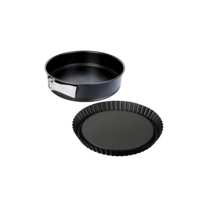 Moule à tarte rond en acier noir avec fond amovible et socle noir, boulachelette, utilisé pour cuisson et démoulage faciles.
