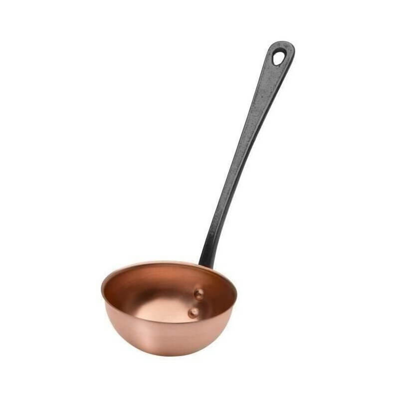 Casserole en cuivre évasée avec manche long noir en métal, louche à cuisiner, pictogrammes de rivets visibles sur l'intérieur.