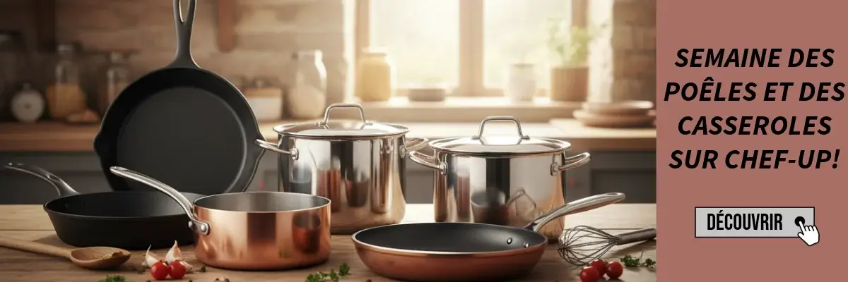 Ensemble de casseroles et poêles en acier et cuivre sur plan de cuisine en bois, lumière naturelle, accessoire de cuisine et œufs de tomate au premier plan.
