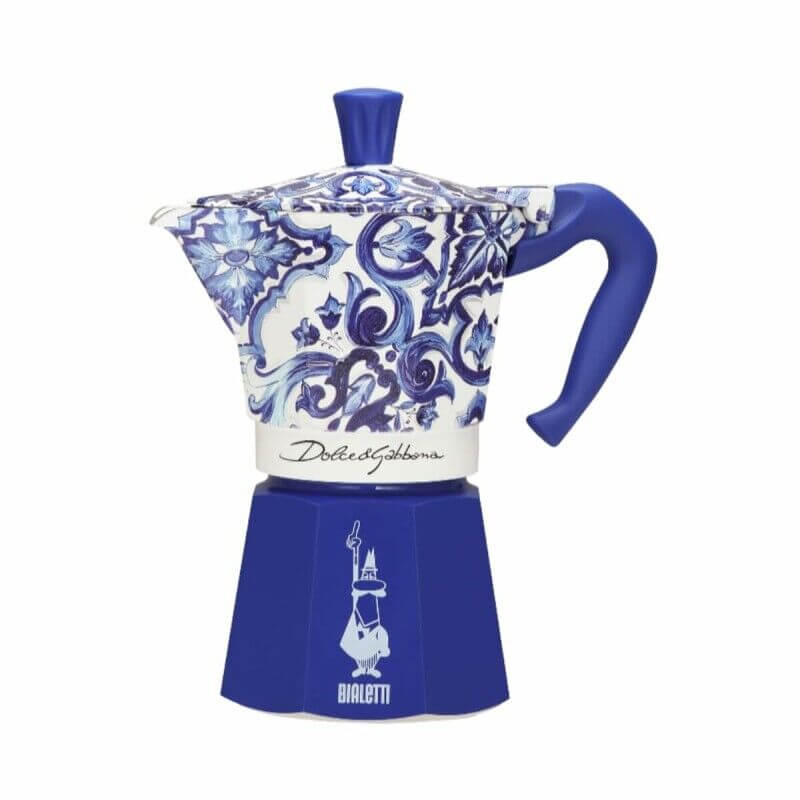 Cafetière moka design bleu et blanc ornée de motifs floraux, poignée et bouton bleus, socle bleu avec logo Bialetti et inscription.