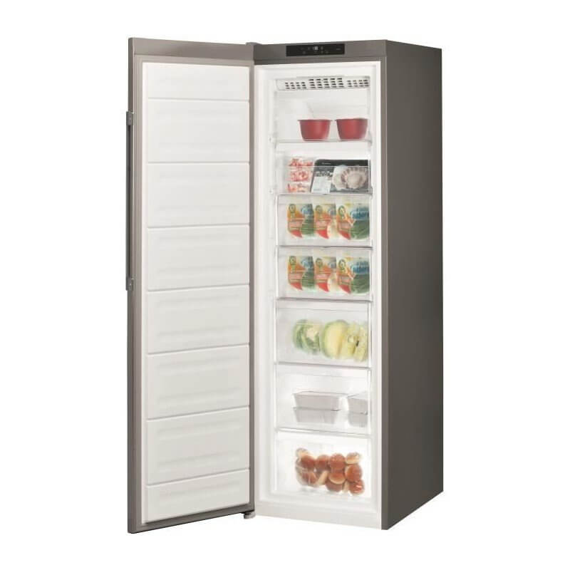 Réfrigérateur noir en colonne avec porte ouverte reveals étagères transparentes contenant yaourts, boissons et fruits, idéal pour cuisine professionnelle.